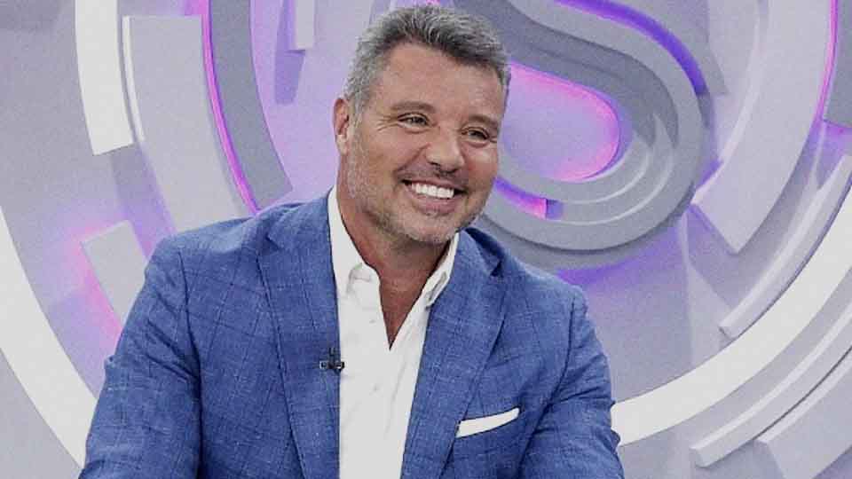 Sadettin Saran katıldığı bir programda sunucu ile şakalaşıyor.