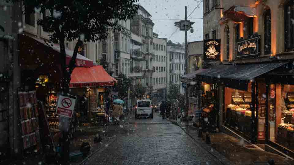 İstanbul sokakları kar yağışı altında.